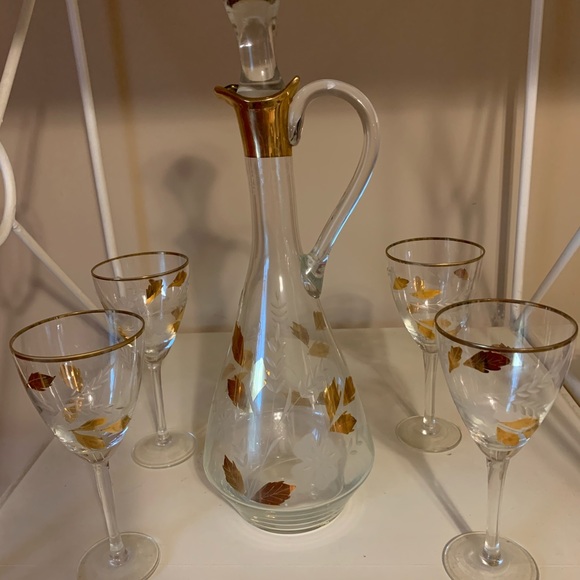 Wine decanter with glasses